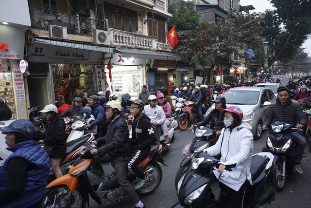 Chen cứng tại "thiên đường giảm giá" Hàng Ngang, Hàng Đào - 1
Từ chiều 29 Tết, phố xá Hà Nội đã vắng hơn song trục phố Hàng Ngang, Hàng Đào, Hàng Đường, Đồng Xuân vẫn đông đúc bởi lượng người đổ về mua sắm cả ngày.