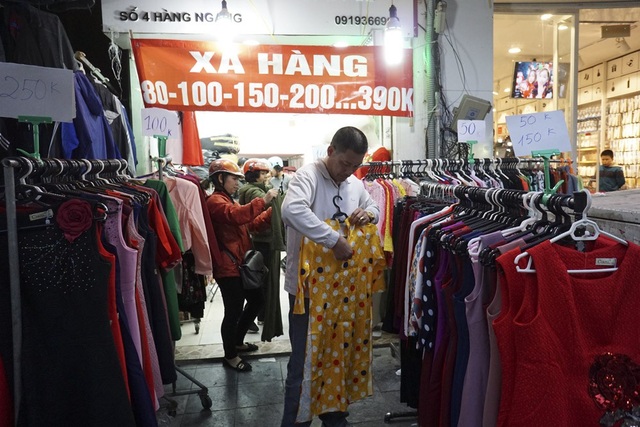 Chen cứng tại "thiên đường giảm giá" Hàng Ngang, Hàng Đào - 5 Người mua đông, mua nhanh hơn ngày thường bởi giá gảm nhiều.