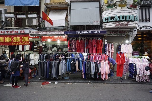 Chen cứng tại "thiên đường giảm giá" Hàng Ngang, Hàng Đào - 6 Toàn bộ phần vỉa hè trên trục đường này trở thành nơi bày bán các loại quần áo, giầy dép... trong vài ngày giáp tết.