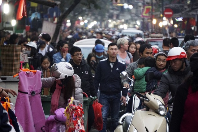 Chen cứng tại "thiên đường giảm giá" Hàng Ngang, Hàng Đào - 8 Phố Hàng Đào đông đúc vào lúc 18h ngày 29 tết (14/2/2018).