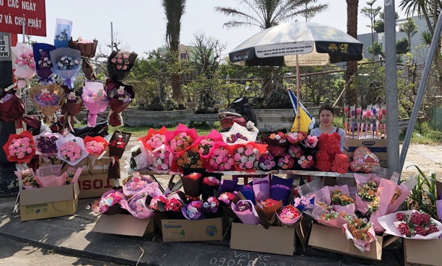 Cận Tết, đường bán hoa Valentine... vắng hoe - 1 Các hàng hoa, quà tặng Valentine vắng khách hơn mọi năm do lễ tình nhân năm nay cận Tết