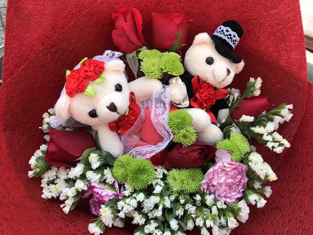 Cận Tết, đường bán hoa Valentine... vắng hoe - 2 Một bó hoa tươi trang trí gấu bông có giá từ 250 - 300 nghìn đồng