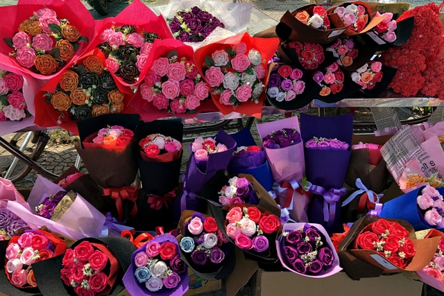 Cận Tết, đường bán hoa Valentine... vắng hoe - 3 Hoa giấy trang trí đạp lại hút khách hơn hoa tươi