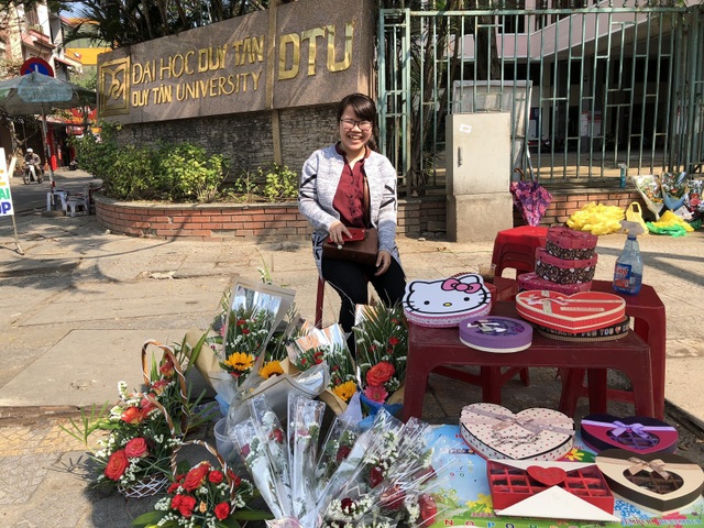 Cận Tết, đường bán hoa Valentine... vắng hoe - 4 Hàng socola lạc quan hy vọng cuối ngày khách mua sẽ nhiều hơn.
