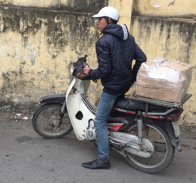 “Cháy” người giao hàng và nhân viên bán hàng cận Tết - 1 “Cháy” người giao hàng và nhân viên bán hàng cận Tết - 1