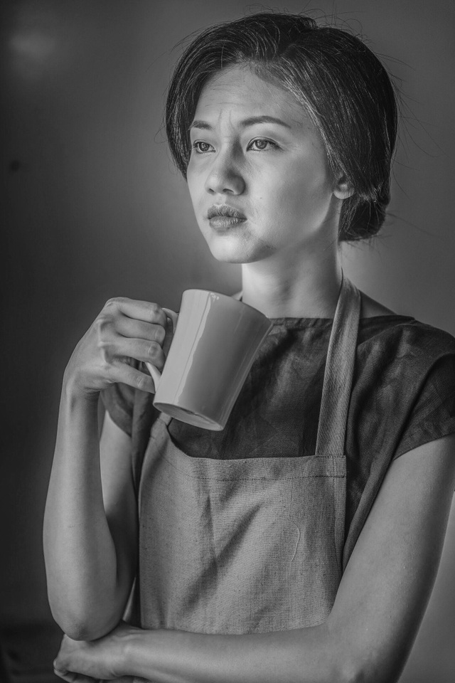 Tan chảy bộ ảnh “Ông bà anh” yêu “vượt thời gian” của Kyo York - Thanh Tú - 9 Thanh Tú chia sẻ: “Tú mong những cặp đôi yêu nhau sẽ luôn biết chờ đợi nhau. Chờ nhau trưởng thành, chờ nhau qua những giận hờn,… để có thể nhìn thấy nhau mỗi sớm khi tóc bạc đầu”.