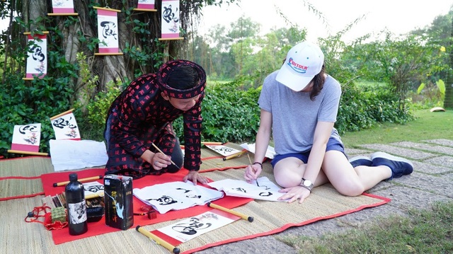 Du khách quốc tế hào hứng trải nghiệm Tết Việt - 2 Agnieszka, du khách đến từ Ba Lan được ông đồ dạy viết thư pháp