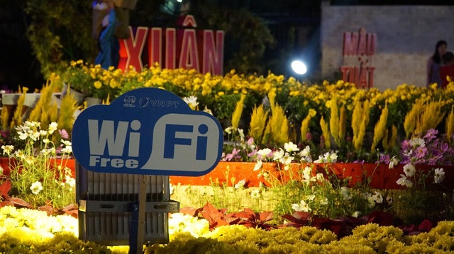 Đường hoa cho công nhân ở Nhà Bè vui Xuân - 2 Phục vụ wifi cho công nhân miễn phí