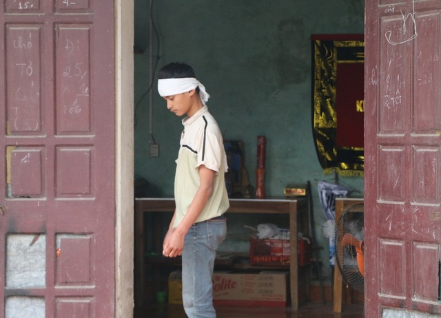 Thắt lòng cuộc sống của ba anh em mồ côi ngày tết - 2 Người anh cả Phạm Đình Hưng gặp vấn đề về thần kinh