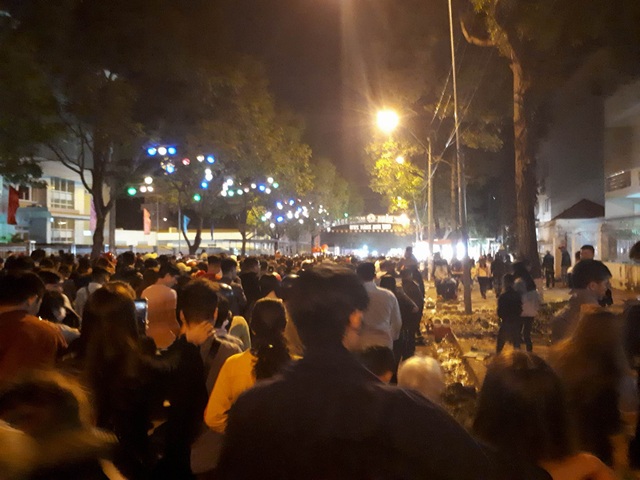 Đêm giao thừa người dân phố núi giao lưu với Hoa hậu H’Hen và xem bắn pháo hoa - 1 Đường phố đông nghịt người dân đêm giao thừa