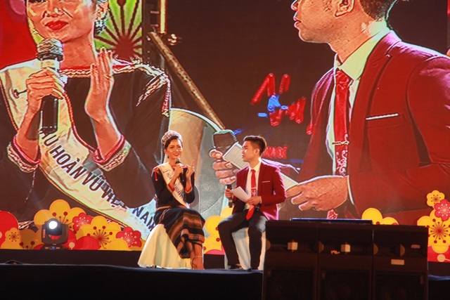 Hoa hậu Hoàn vũ HHen Niê giao lưu với người dân phố núi