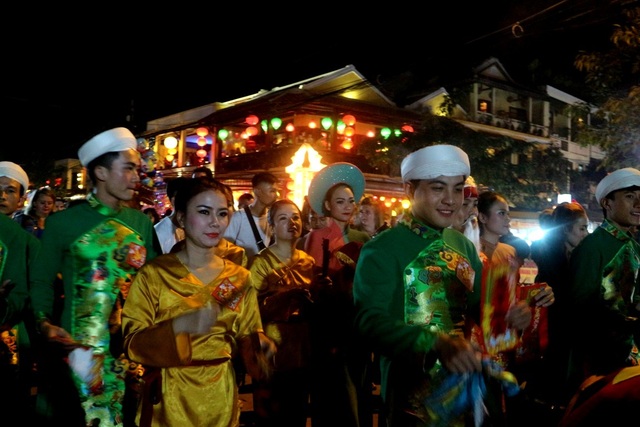 Du khách hào hứng với đoàn rước sắc bùa chúc xuân - 3 Mọi người vừa đi vừa ca hát, chúc mừng năm mới bình an-thịnh vượng đến tất cả người dân và du khách trong năm Mậu Tuất 2018