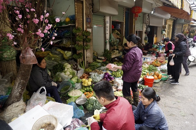 Phiên cuối năm tại "chợ nức tiếng" giữa lòng phố cổ Hà Nội - 10 Khu vực bán rau củ quả.