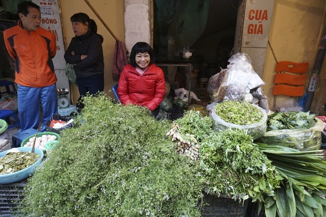 Phiên cuối năm tại "chợ nức tiếng" giữa lòng phố cổ Hà Nội - 11 Các loại lá thơm dùng để đun nước tắm.