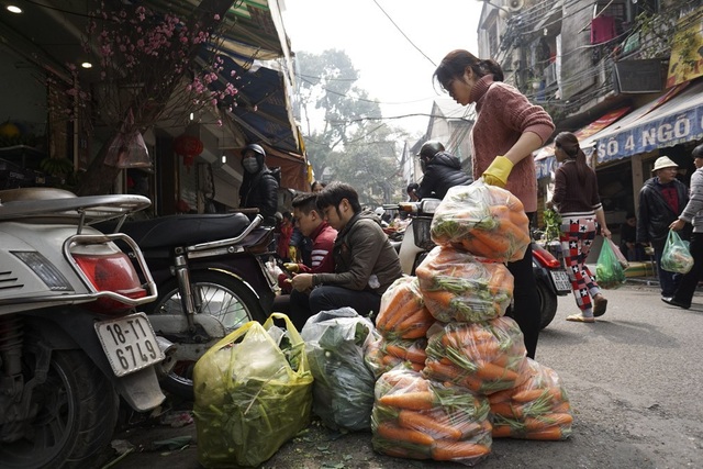Phiên cuối năm tại "chợ nức tiếng" giữa lòng phố cổ Hà Nội - 6 Các loại củ quả đổ về chợ số lượng lớn đáp ứng nhu cầu tăng cao trong ngày cuối năm.