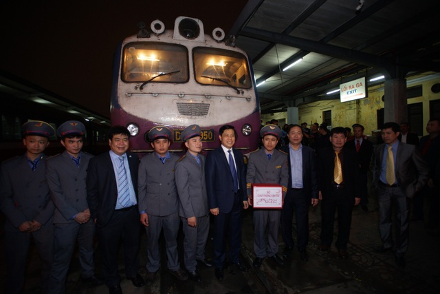 Chuyến tàu Thống Nhất cuối cùng rời ga Hà Nội trong đêm giao thừa - 8 Chuyến tàu cuối cùng của năm Đinh Dậu rời ga Hà Nội lúc hơn 22h đêm, kết thúc 1 năm nhiều thay đổi tích cực của gành đường sắt