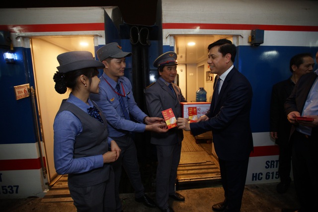 Chuyến tàu Thống Nhất cuối cùng rời ga Hà Nội trong đêm giao thừa - 4 ... mừng tuổi cho tổ tàu SE3