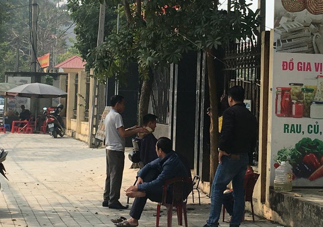 Sáng 30 Tết: Những nghề hoạt động "hết công suất”, thu nhập "khủng" - 9 Dịch vụ cắt tóc vỉa hè cũng được mùa bội thu