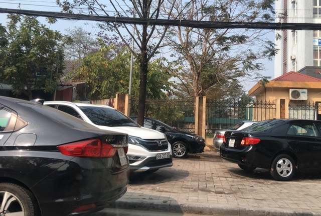 Sáng 30 Tết: Những nghề hoạt động "hết công suất”, thu nhập "khủng" - 1 Những tiệm rửa xe ô tô luôn đông kín phương tiện