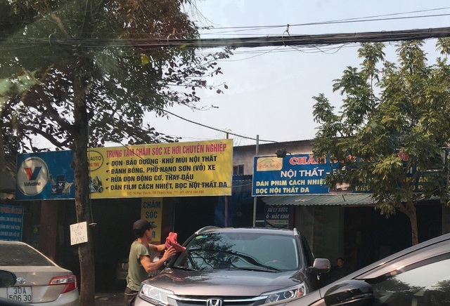 Sáng 30 Tết: Những nghề hoạt động "hết công suất”, thu nhập "khủng" - 3 Những người làm nghề rửa xe luôn phải hoạt động hết công suất vẫn không xuể