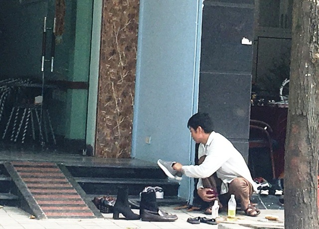 Sáng 30 Tết: Những nghề hoạt động "hết công suất”, thu nhập "khủng" - 10 Giá dịch vụ đánh giày ngày Tết được nâng lên gấp đôi
