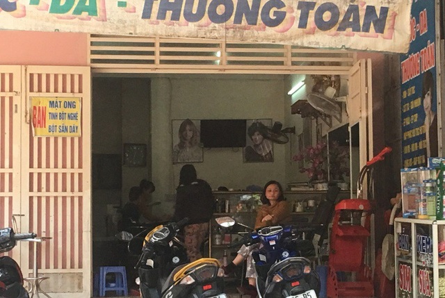 Sáng 30 Tết: Những nghề hoạt động "hết công suất”, thu nhập "khủng" - 7 Cảnh chờ đợi làm đẹp chuẩn bị đón Tết tại tiệm hớt tóc nữ ở phường Đông Vệ, thành phố Thanh Hóa
