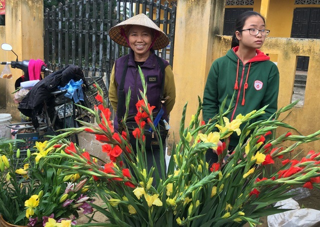 Nét chợ quê ngày Giáp Tết - 10 Nụ cười hiện rõ trên khuôn mặt của những người bán hàng tại phiên chợ.