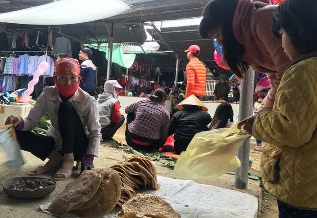 Nét chợ quê ngày Giáp Tết - 16 Món bánh đa nóng hổi cũng được nhiều người quan tâm ghé mua.