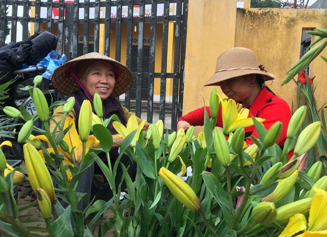 Nét chợ quê ngày Giáp Tết - 15 Những cành hoa li sang chảnh tại phiên chợ quê ngày 30 Tết.