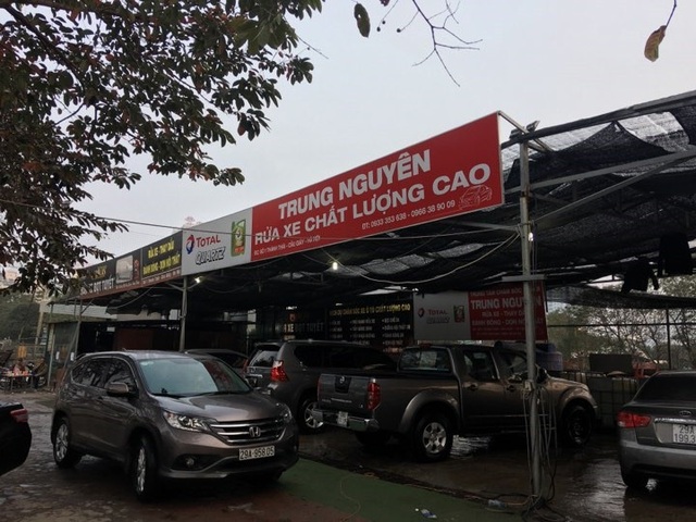 Dịch vụ rửa xe hốt bạc, tăng giá 4-5 lần - 3
Chủ cơ sở rửa xe Trung Nguyên, quận Cầu Giấy cho biết: Nhân viên chủ yếu ở các tỉnh xa. Giờ này họ vẫn ở lại phục vụ chưa được về quê trong khi nhà nhà đã rộn ràng đón Tết. Giá dịch vụ tăng so với ngày thường là tình hình chung. Đến mồng 6 Tết, giá rửa xe sẽ trở về bình thường.