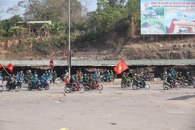 Tăng cường lực lượng kiểm soát vùng biên để phòng chống pháo nổ dịp Tết - 1 Lực lượng chức năng diễu hành tại thị trấn vùng biên Lao Bảo, huyện Hướng Hóa