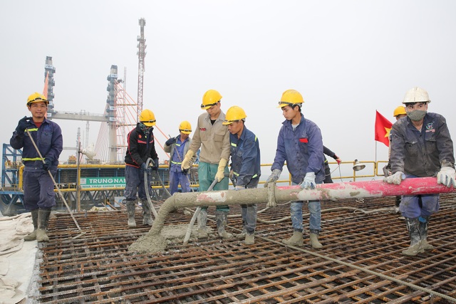 30 Tết, kỹ sư, công nhân vẫn hối hả thi công cầu Bạch Đằng - 1 Ngày cuối cùng của năm cũ nhưng công nhân, kỹ sư vẫn hối hả làm việc (ảnh CTV)
