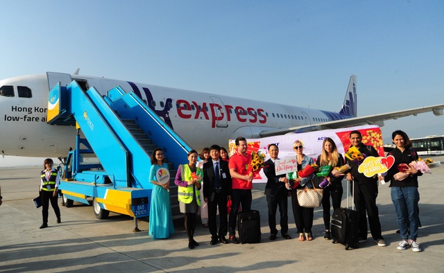 Đà Nẵng đón du khách "xông đất" năm mới Mậu Tuất 2018 - 1 Những du khách xông đất Đà Nẵng được đón tiếp nồng hậu ngay khi máy bay vừa hạ cánh