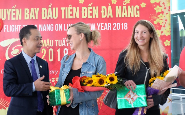 Đà Nẵng đón du khách "xông đất" năm mới Mậu Tuất 2018 - 2 Những du khách đầu tiên đến Đà Nẵng trong ngày mùng 1 Tết Mậu Tuất hy vọng một kỳ nghỉ tuyệt vời đang chờ đón