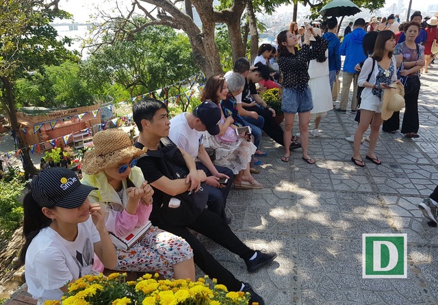 Về Nha Trang thăm Tháp bà, xem múa Chăm ngày Tết Mậu Tuất - 3 Du khách nghỉ ngơi bên tháp bà Ponagar Nha Trang