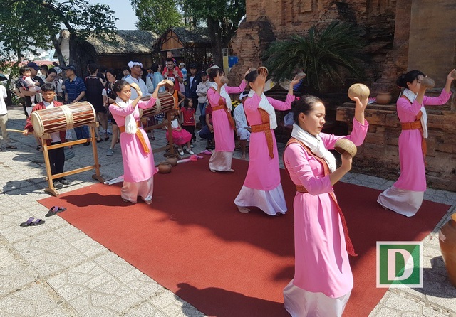 Về Nha Trang thăm Tháp bà, xem múa Chăm ngày Tết Mậu Tuất - 6 Biểu diễn múa Chăm bên chân tháp ngày giáp Tết Mậu Tuất