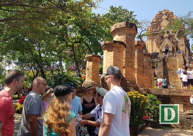 Về Nha Trang thăm Tháp bà, xem múa Chăm ngày Tết Mậu Tuất - 11 Du khách nước ngoài tìm hiểu về khu tháp, nét đẹp văn hóa bản địa