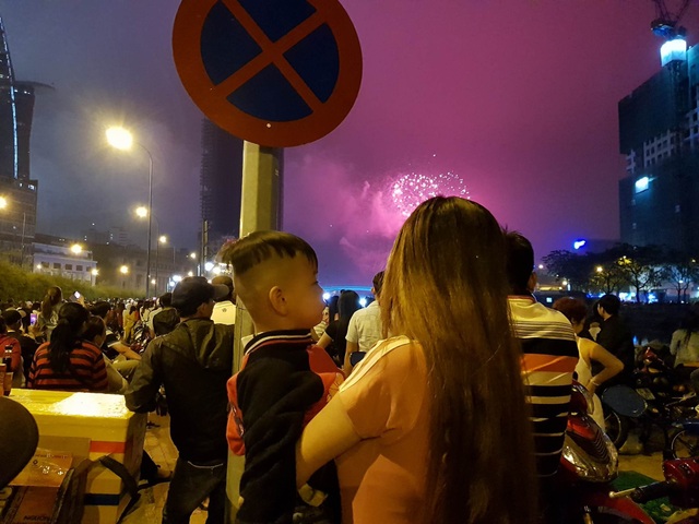 Người dân hào hứng thưởng thức pháo hoa mừng năm mới - 4 Mọi người ồ lên vui vẻ khi những đợt pháo đầu tiên được bắn lên bầu trời