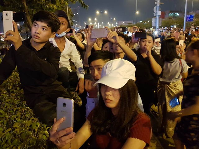 Người dân hào hứng thưởng thức pháo hoa mừng năm mới - 5 Người dân hào hứng thưởng thức pháo hoa mừng năm mới - 5