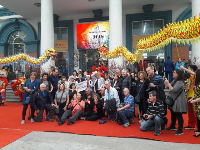 Hàng nghìn du khách “xông đất” Hạ Long ngày đầu năm Mậu Tuất - 2 Du khách tỏ ra thích thú trước sự đón tiếp và chụp ảnh lưu niệm