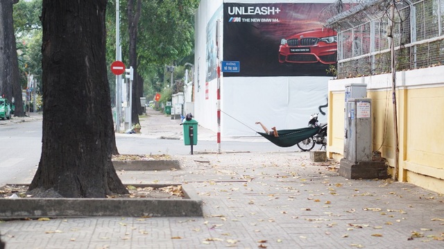 Đường phố Sài Gòn “say ngủ” ngày đầu năm - 7 Bác xe ôm vươn vai mới dậy