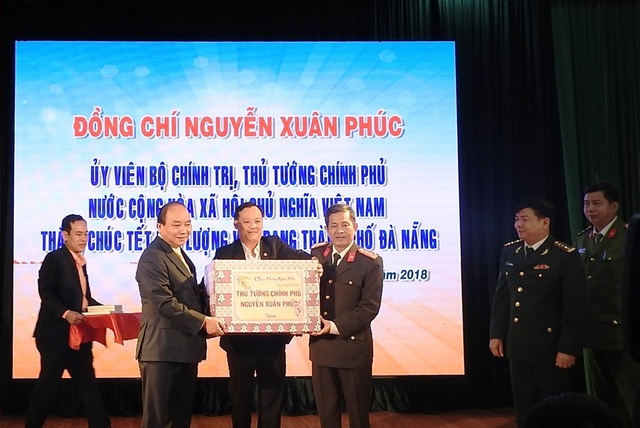 Thủ tướng Nguyễn Xuân Phúc xông đất, chúc Tết tại Đà Nẵng - 2 Thủ tướng tặng quà Tết đến các đơn vị lực lượng vũ trang TP Đà Nẵng