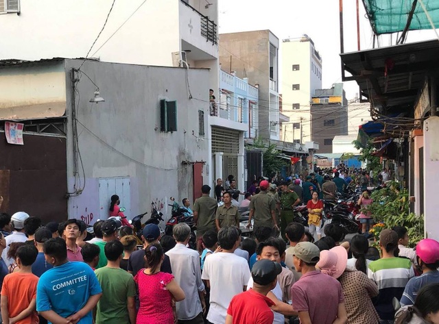 Nghi phạm sát hại 5 người trong gia đình khai chỉ một mình ra tay - 2 Người dân vây kín con hẻm theo dõi công an khám nghiệm