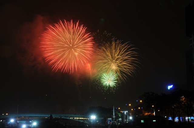 Mãn nhãn với màn pháo hoa mừng năm mới rực rỡ trên bầu trời Sài Gòn - 3