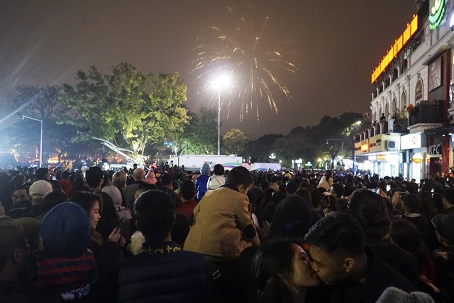 Khoảnh khắc ấn tượng đêm giao thừa ở hồ Gươm - 4
Thời tiết mưa phùn và sương mù đã làm giảm độ trong của không khí, các chuỗi pháo hoa đôi lúc ẩn hiện trên nền trời.