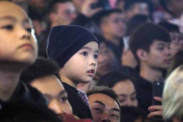 Khoảnh khắc ấn tượng đêm giao thừa ở hồ Gươm - 9 Trẻ nhỏ chăm chú theo dõi.