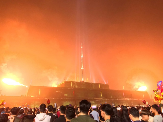 Người dân hào hứng thưởng thức pháo hoa mừng năm mới - 18 Những màn bắn súng thần công đẹp mắt ở Kỳ Đài Huế vào thời khắc gần Giao thừa