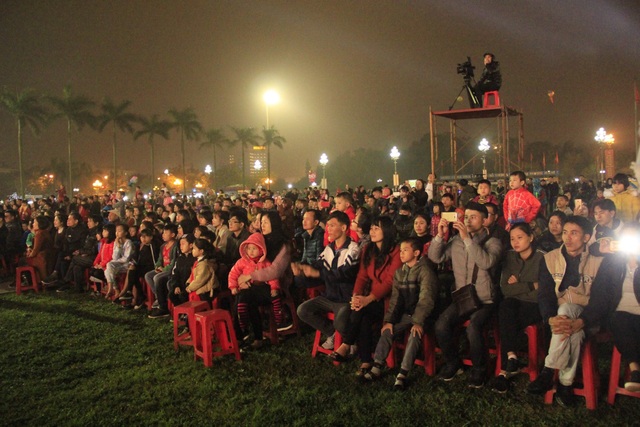 Người dân hào hứng thưởng thức pháo hoa mừng năm mới - 23 Hàng ngàn người đã đổ về quảng trường Hồ Chí Minh để được hòa mình trong không khí đón giao thừa chào năm mới.