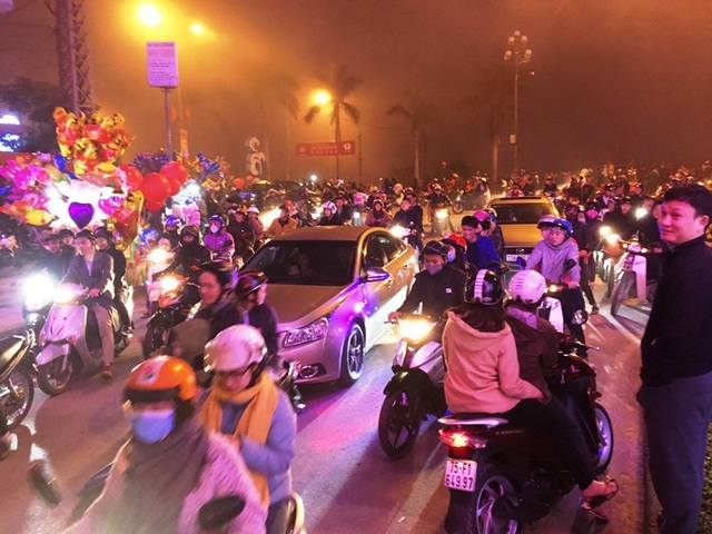Người dân hào hứng thưởng thức pháo hoa mừng năm mới - 30 Vì không nhìn thấy ảnh pháo hoa nên hàng ngàn người đã bỏ về