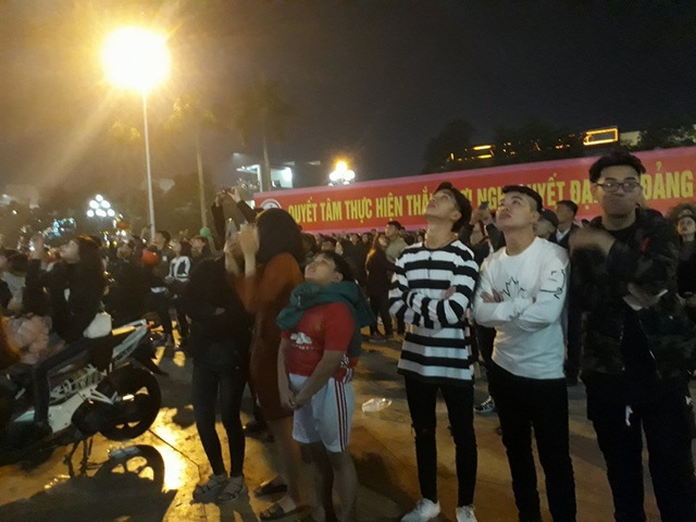 Người dân hào hứng thưởng thức pháo hoa mừng năm mới - 27 Người dân ngước mắt lên trời xem bắn pháo hoa chào đón giao thừa
